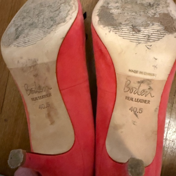 Boden pink/coral women’s Suede heels with black Bow EU size 40.5, US 9 - Picture 3 of 7